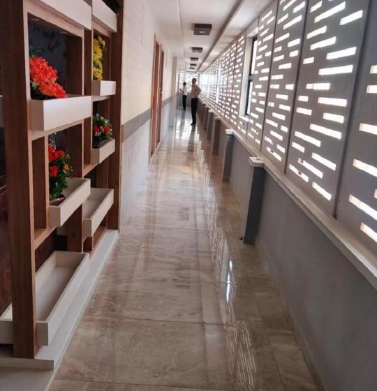 Szálloda The Grand Takshak