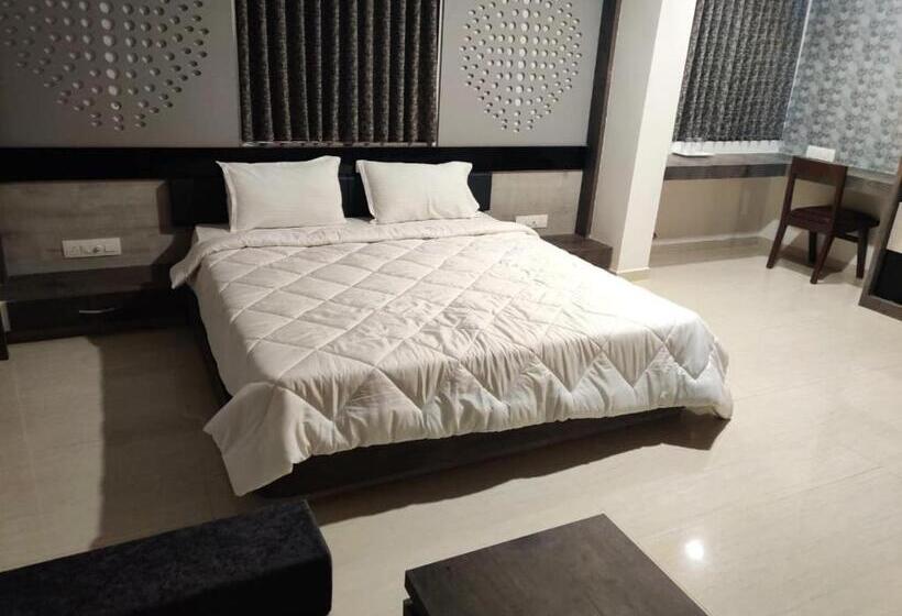 Szálloda The Grand Takshak