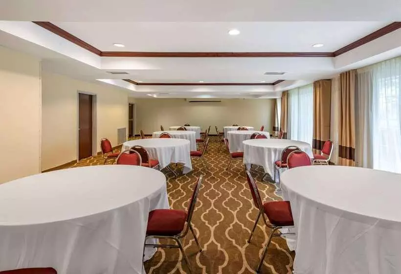 هتل Comfort Suites Newark  Harrison