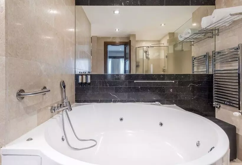 هتل Eurostars Suites Mirasierra