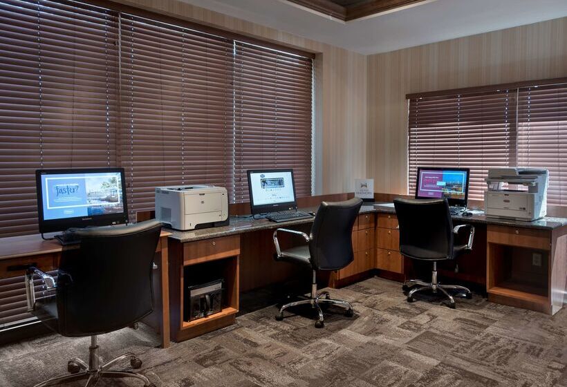 هتل Hampton Inn Bostonlogan Airport