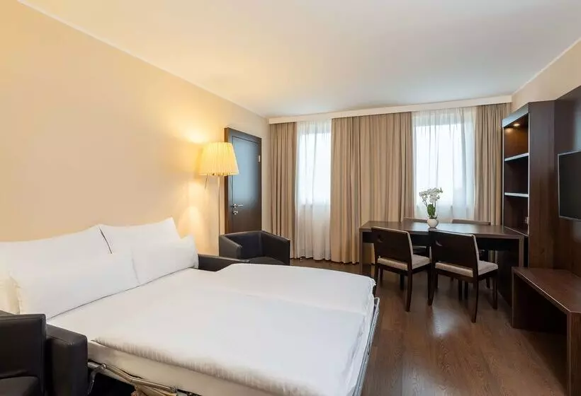 酒店 NH Danube City