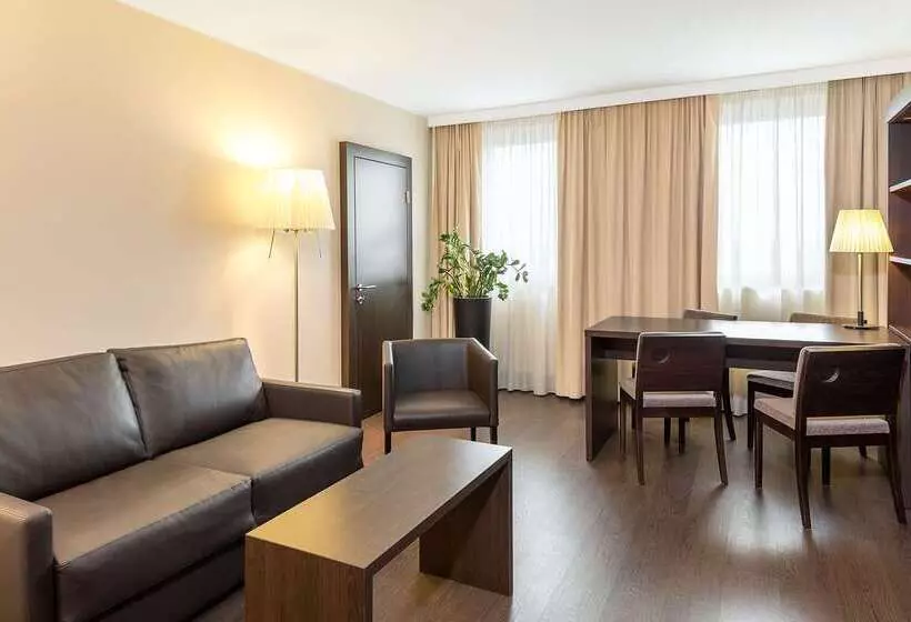 酒店 NH Danube City