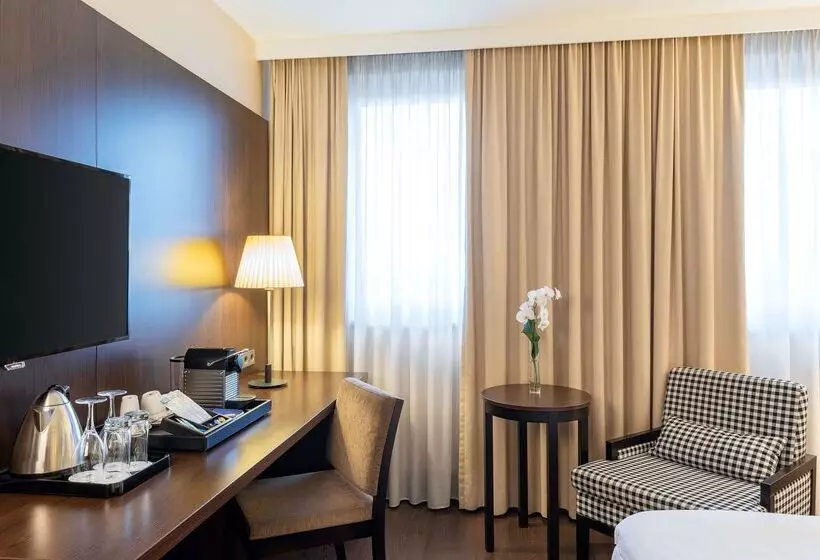 酒店 NH Danube City