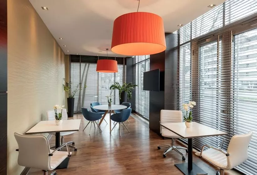 酒店 NH Danube City