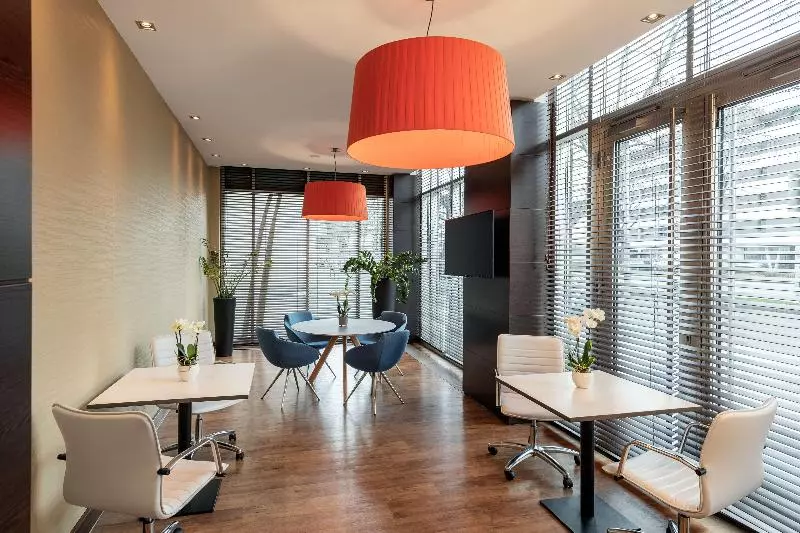 酒店 NH Danube City