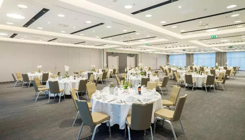 酒店 NH Danube City