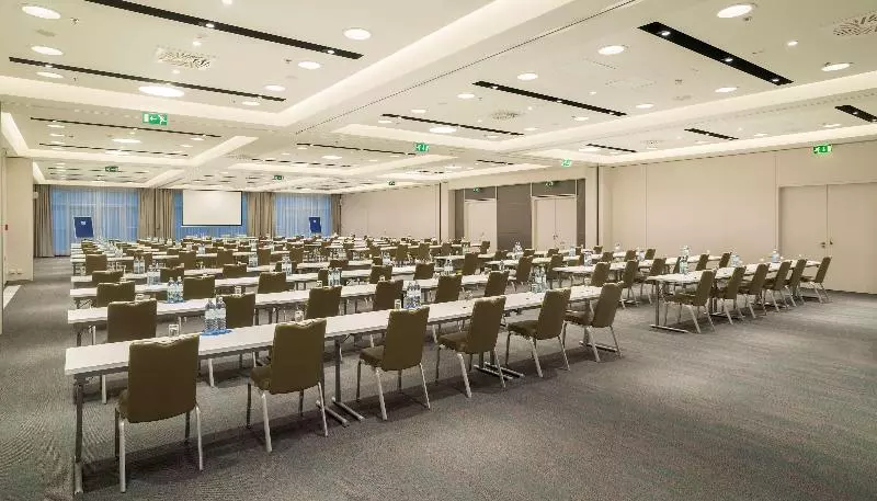 酒店 NH Danube City