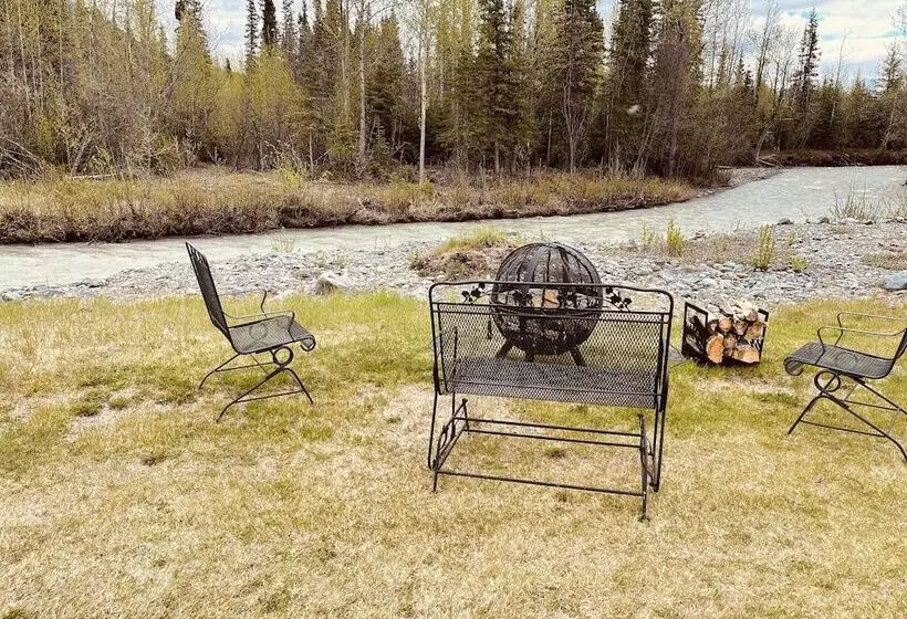 Hotelli Wrangell Mountain Lodge  Private Bathroom With Shower