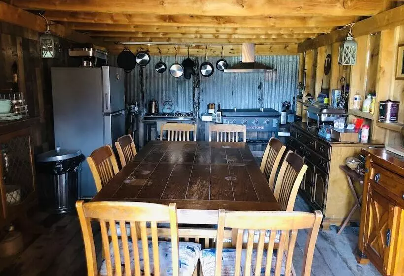 Hotelli Wrangell Mountain Lodge  Private Bathroom With Shower