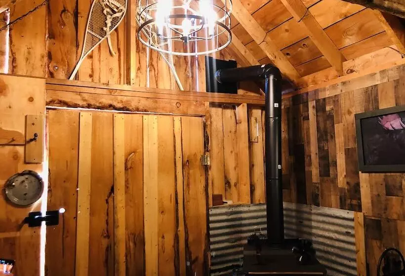 Hotelli Wrangell Mountain Lodge  Private Bathroom With Shower