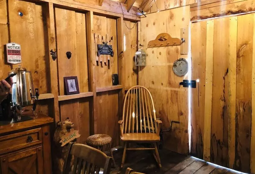 Hotelli Wrangell Mountain Lodge  Private Bathroom With Shower