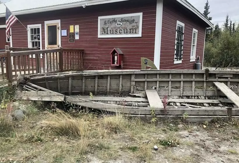 Hotelli Wrangell Mountain Lodge  Private Bathroom With Shower