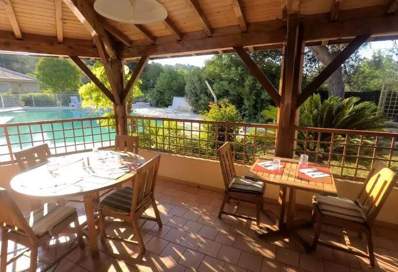 Отель Hostellerie Saint Benoît