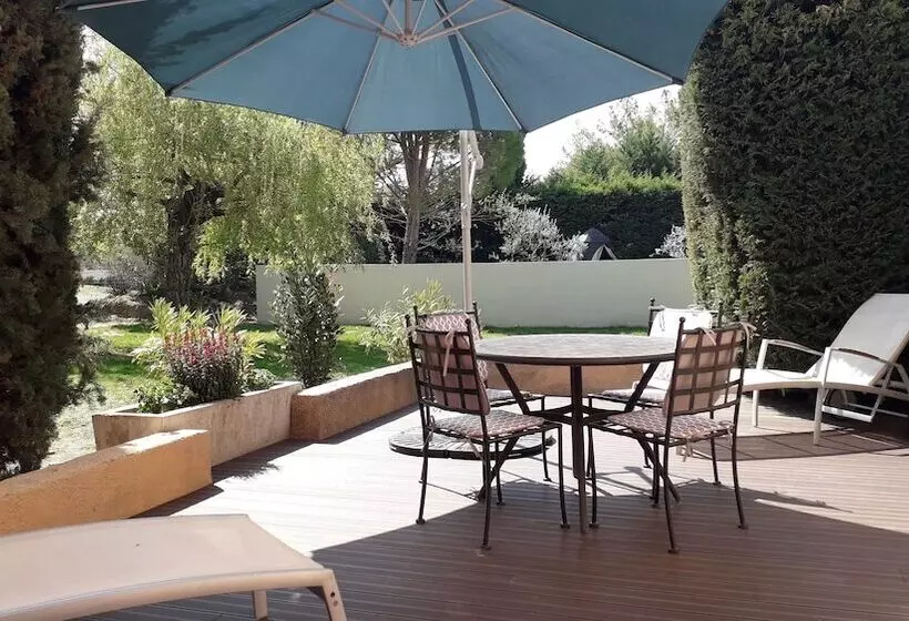 Отель Le Mas Du Colombier