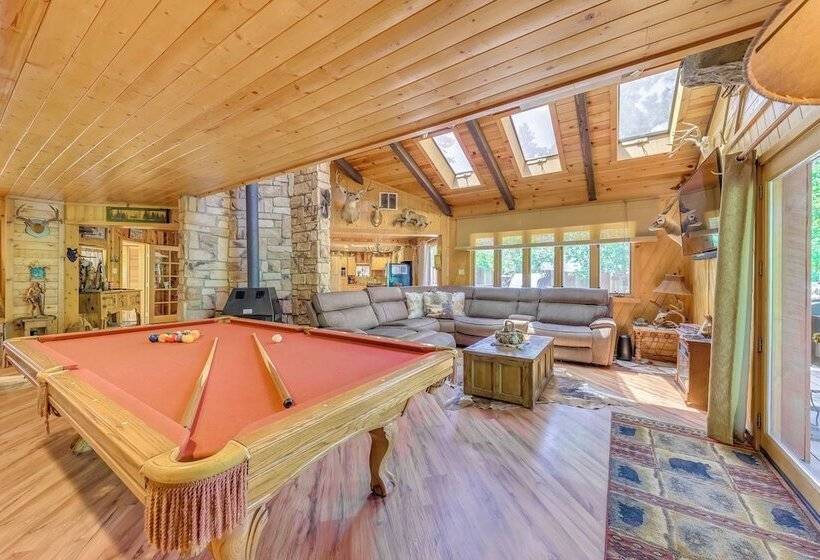 Unique Bear Country Cabin In Ruidoso W/ Hot Tub!