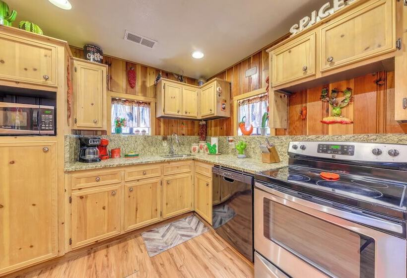 Unique Bear Country Cabin In Ruidoso W/ Hot Tub!