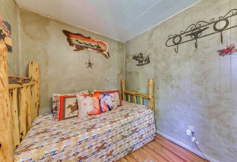 Unique Bear Country Cabin In Ruidoso W/ Hot Tub!