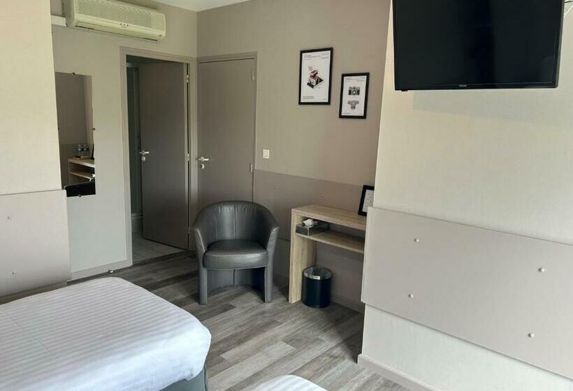 هتل Logis Les Voiliers