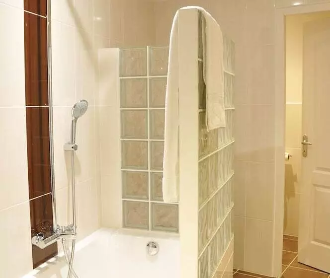 فندق Chez La Rose