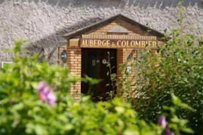 ホテル Logis Auberge Du Colombier