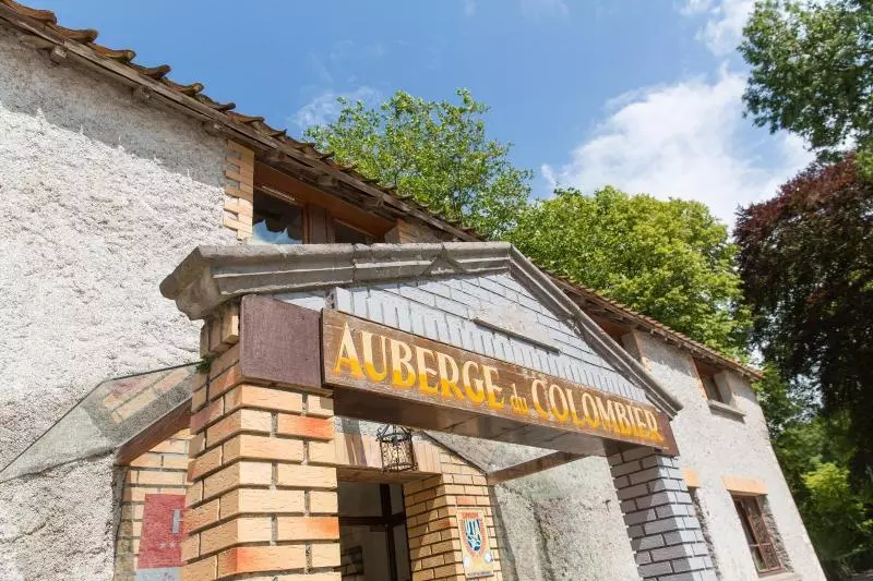 ホテル Logis Auberge Du Colombier