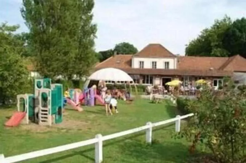 ホテル Logis Auberge Du Colombier