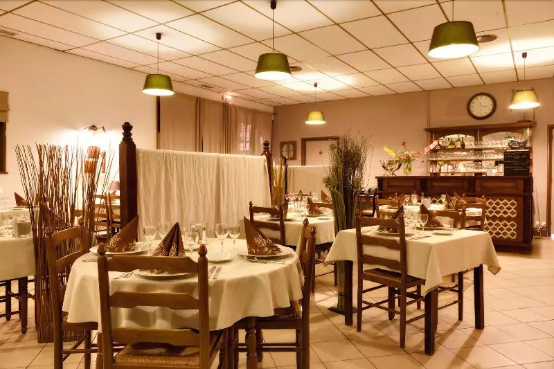 ホテル Logis Auberge Du Colombier