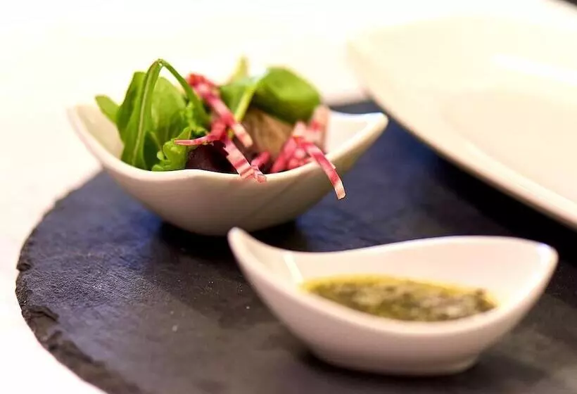 Отель Logis Hôtel Le Grand Cerf