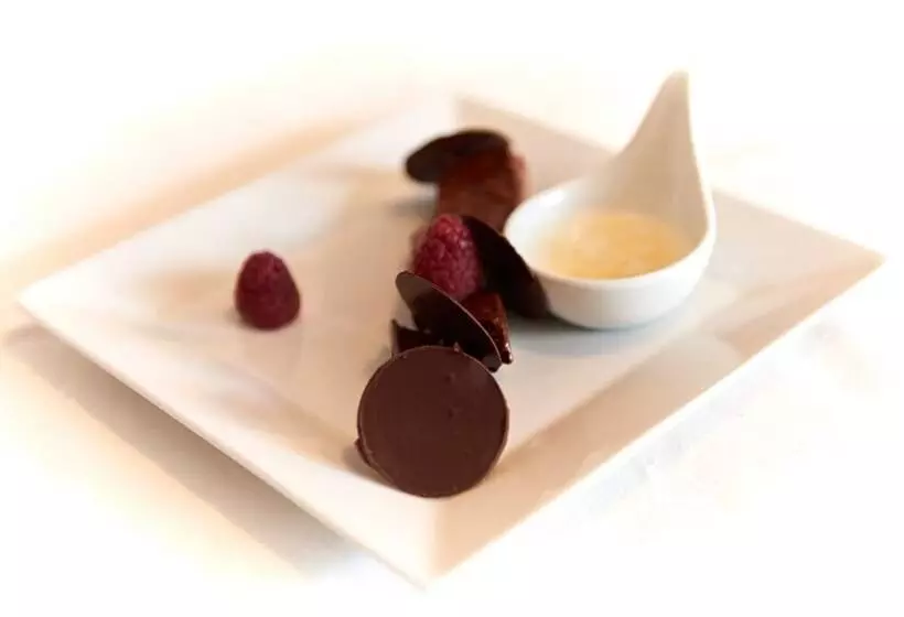 Отель Logis Hôtel Le Grand Cerf