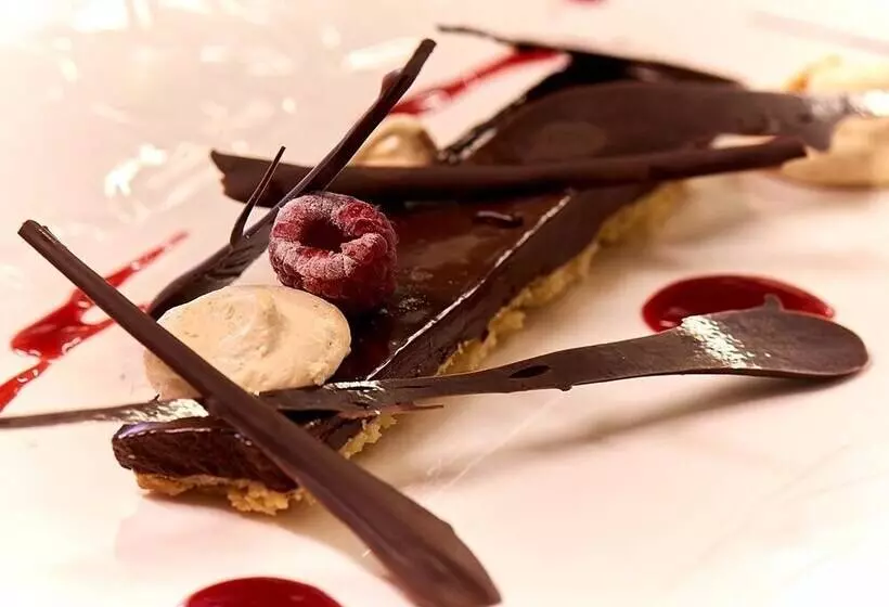 Отель Logis Hôtel Le Grand Cerf