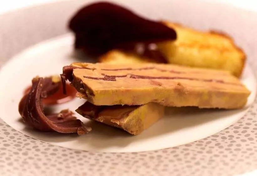 Отель Logis Hôtel Le Grand Cerf