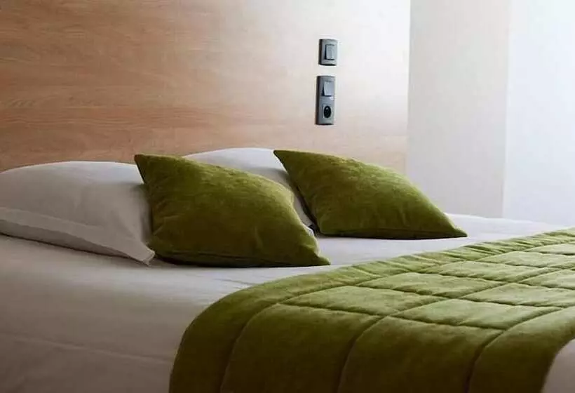 Отель Logis Hôtel Le Grand Cerf