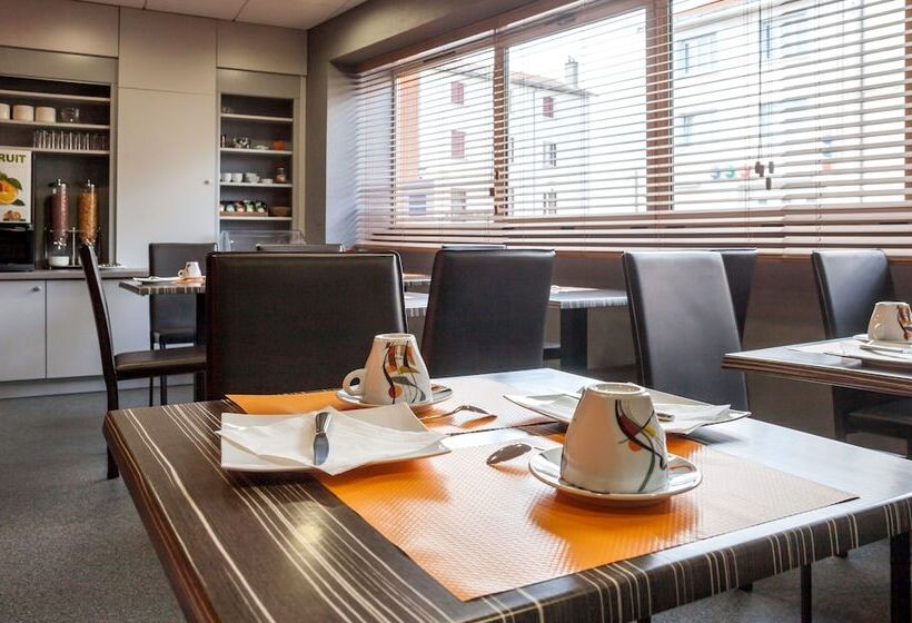 Отель Logis Hôtel Les Voyageurs