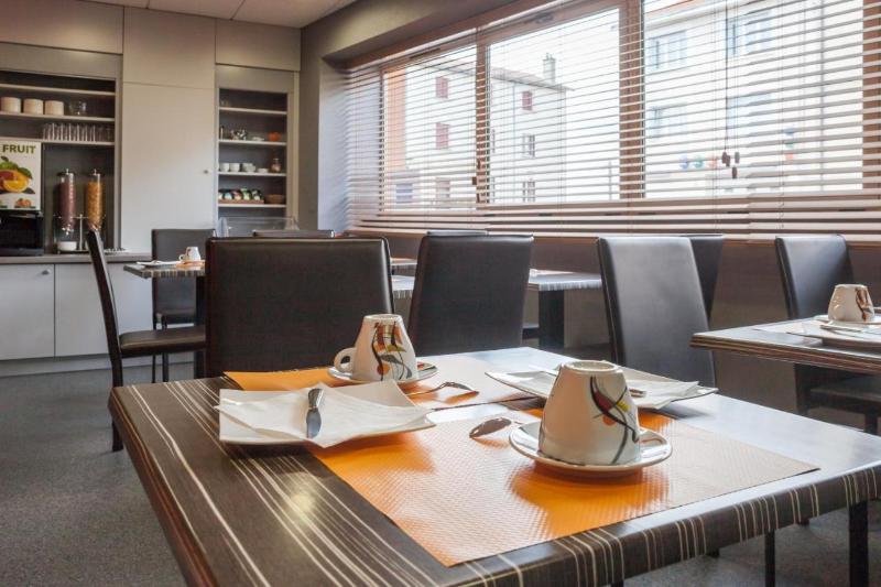 Отель Logis Hôtel Les Voyageurs