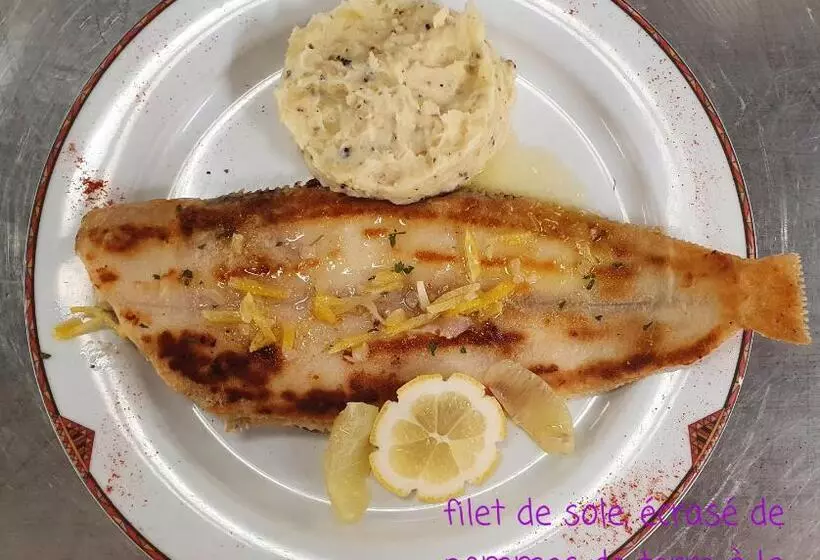 Hotel Restaurant La Paix La Robe Et Le Palais