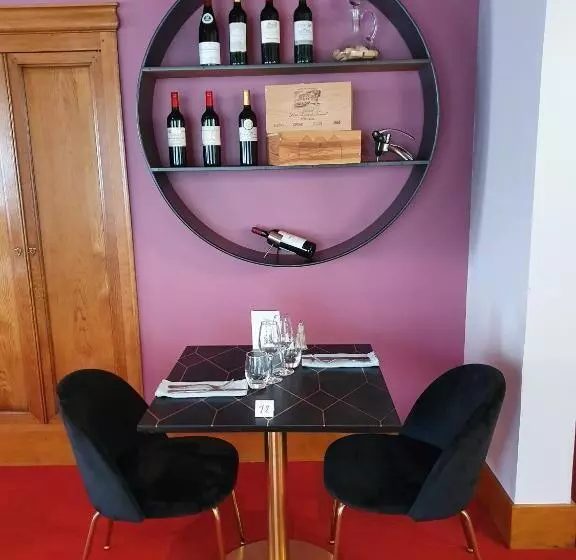 Hotel Restaurant La Paix La Robe Et Le Palais