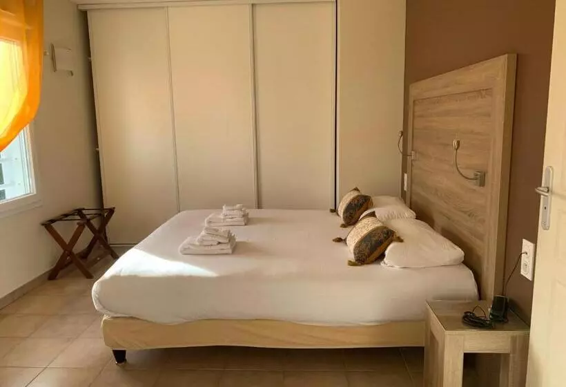 ホテル Restaurant Le Gardon Pont Du Gard