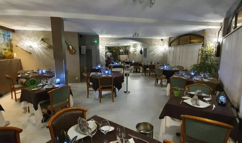 호텔 Logis Hôtel Saint Hubert