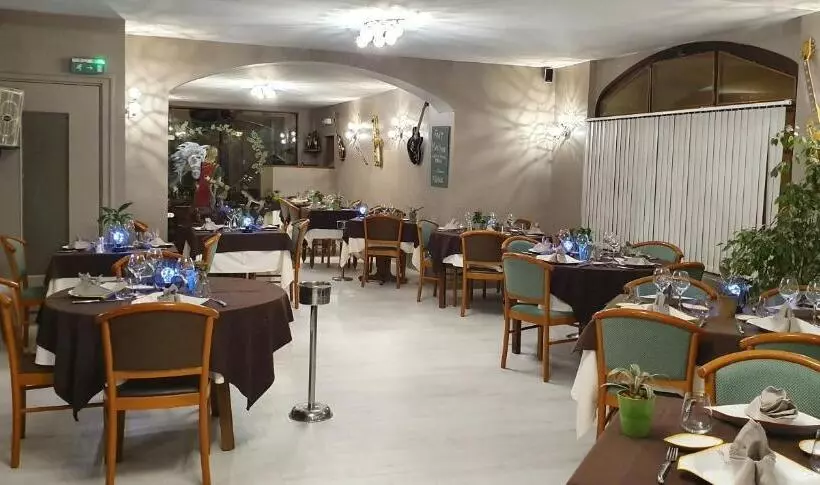 호텔 Logis Hôtel Saint Hubert