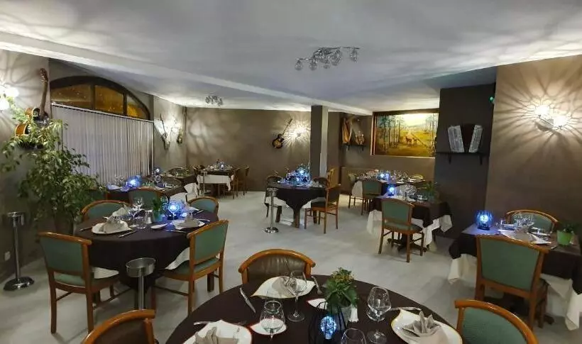 호텔 Logis Hôtel Saint Hubert