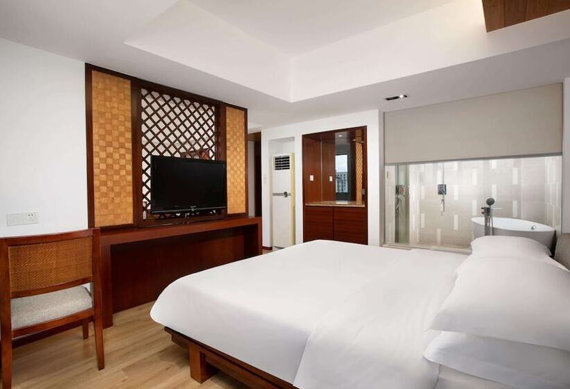 Hotel Ramada Encore By Wyndham Qionghai Downtown