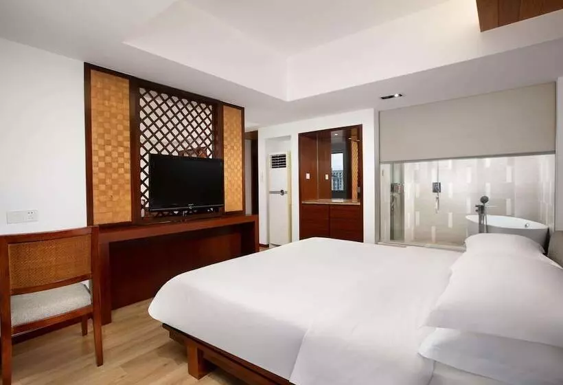 هتل Ramada Encore By Wyndham Qionghai Downtown