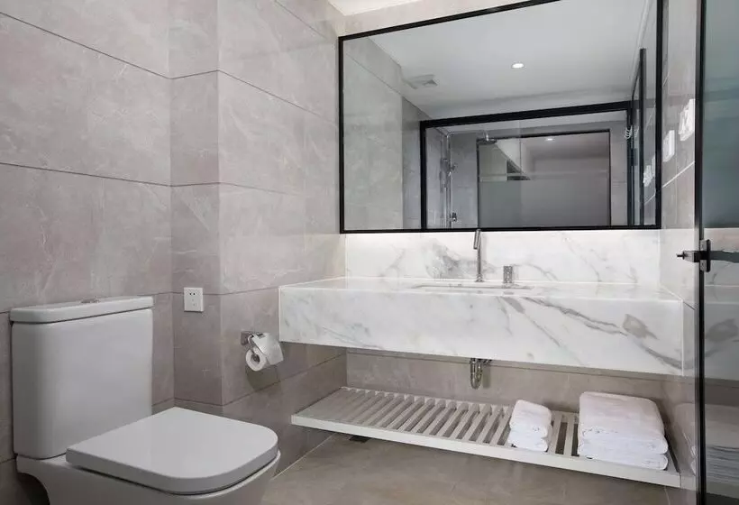 هتل Ramada Encore By Wyndham Qionghai Downtown
