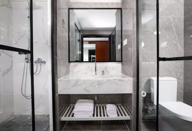 هتل Ramada Encore By Wyndham Qionghai Downtown