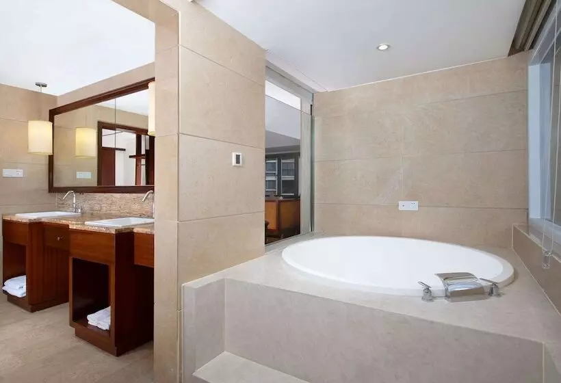 هتل Ramada Encore By Wyndham Qionghai Downtown
