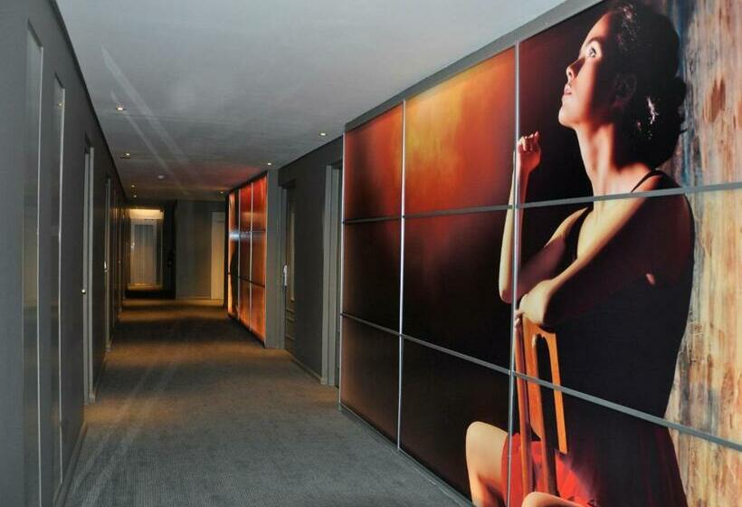 Broadway Hotel & Suites