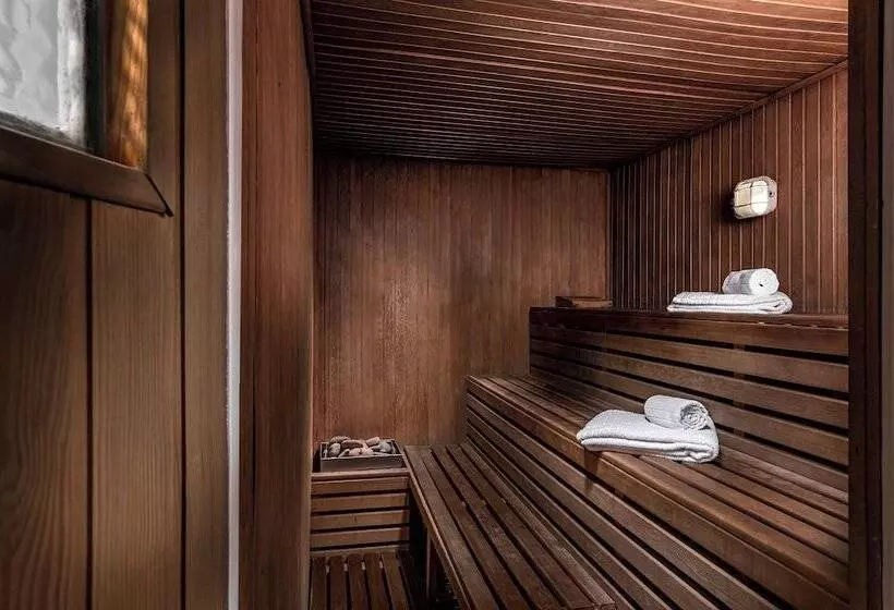 Broadway Hotel & Suites