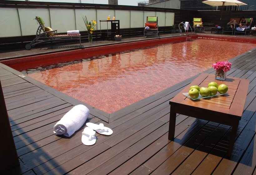 Broadway Hotel & Suites