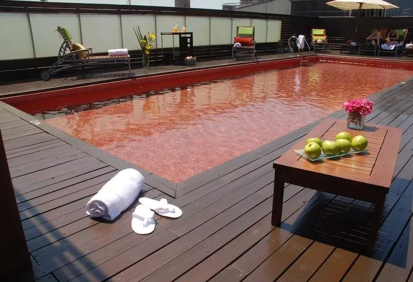 Broadway Hotel & Suites